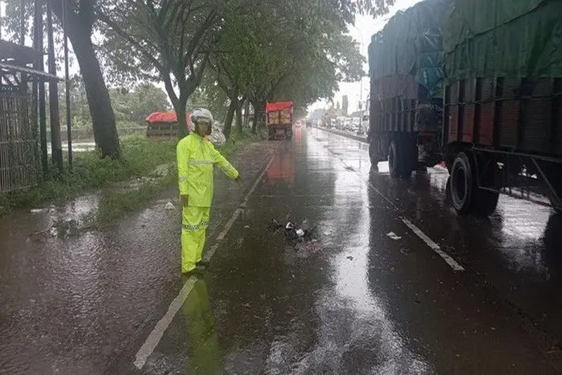 Pemotor Tewas Usai Terlibat Kecelakaan dengan Truk Tronton di Jalur Semarang-Kudus