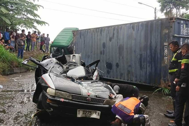 Truk Terguling Timpa Mobil di Karawang Akibatkan Korban Tewas dan Luka