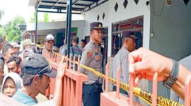 Polisi Amankan Ponsel dan Barang Bukti Pembunuhan Satu Keluarga di Situbondo