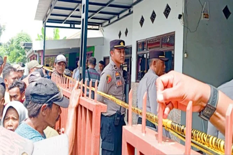 Polisi Amankan Ponsel dan Barang Bukti Pembunuhan Satu Keluarga di Situbondo