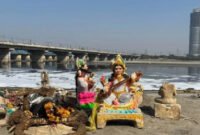 Beberapa benda ditemukan dari Sungai Yamuna pada 25 Januari. Foto: CNN