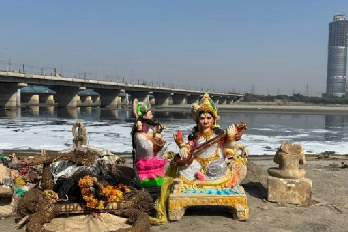 Beberapa benda ditemukan dari Sungai Yamuna pada 25 Januari. Foto: CNN