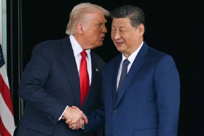 Presiden AS Donald Trump (kiri) dan Presiden China Xi Jinping di Busan, Korea Selatan, pada Oktober 2025. Foto: AFP