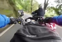 Tangkapan layar video viral pemotor disalip moge di Cianjur. (Dok. Istimewa) 