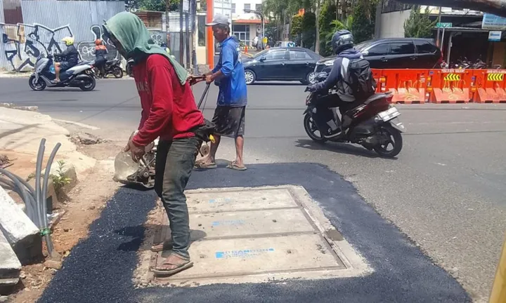Aktivitas galian kabel pada proyek Infrastruktur Pasif Terpadu (IPT) atau ducting di Kota Bandung, Maret 2026