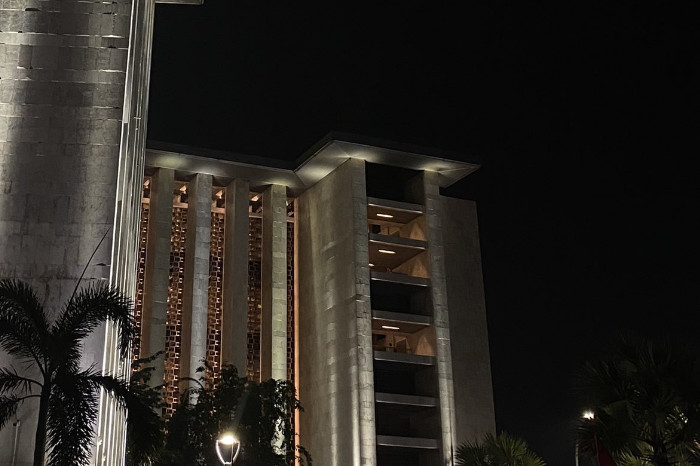 Menjelang Akhir Ramadan, Ribuan Jamaah Tetap Ramai Buka Puasa di Istiqlal