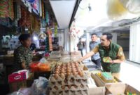 Kepal Dinas Ketahana Pangan ,Muhdorun cek harga pasokan dan harga pangan di pasar anyar kota tangerang SENIN, 16 MARET 2026 (Sumber : Diskominfo ) 

