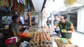 Kepal Dinas Ketahana Pangan ,Muhdorun cek harga pasokan dan harga pangan di pasar anyar kota tangerang SENIN, 16 MARET 2026 (Sumber : Diskominfo ) 

