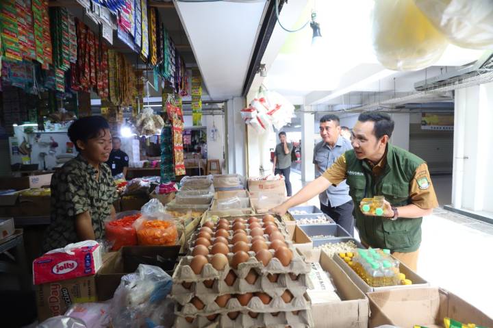 Kepal Dinas Ketahana Pangan ,Muhdorun cek harga pasokan dan harga pangan di pasar anyar kota tangerang SENIN, 16 MARET 2026 (Sumber : Diskominfo ) 

