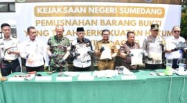 Bupati dan Kejari Sumedang Musnahkan Barang Bukti Perkara Pidana Inkracḣt