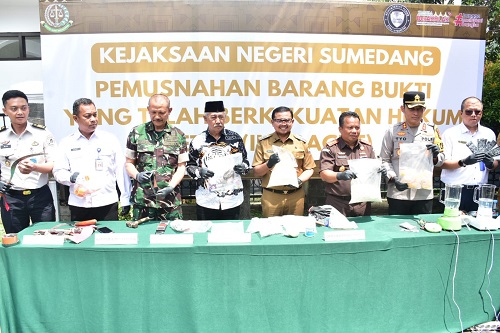 Bupati dan Kejari Sumedang Musnahkan Barang Bukti Perkara Pidana Inkracḣt