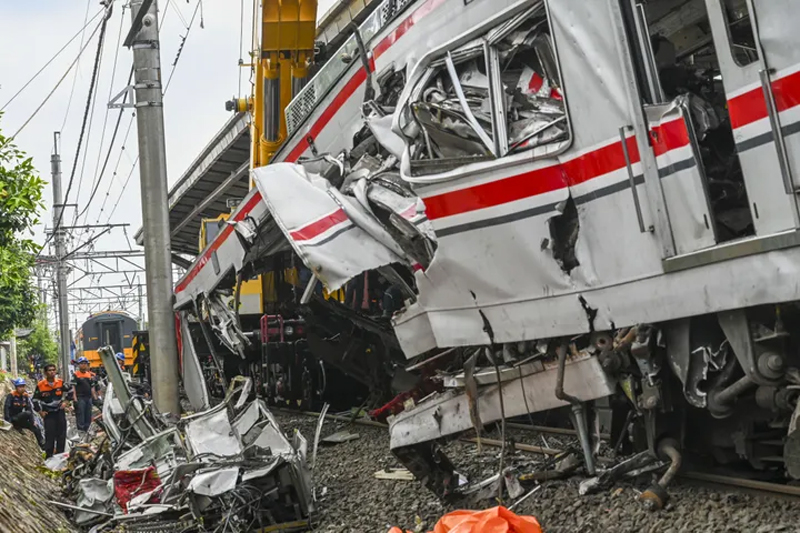 Tabrakan Maut KRL dan KA Argo Bromo di Bekasi 15 Orang Tewas