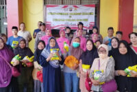 Bhayangkari dan Polwan Brimob Kaltim Bagikan Gula untuk Warga Gunung Sari Ilir