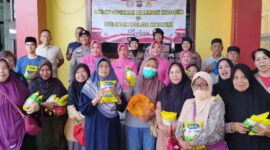 Bhayangkari dan Polwan Brimob Kaltim Bagikan Gula untuk Warga Gunung Sari Ilir