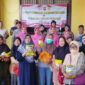 Bhayangkari dan Polwan Brimob Kaltim Bagikan Gula untuk Warga Gunung Sari Ilir