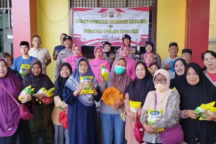Bhayangkari dan Polwan Brimob Kaltim Bagikan Gula untuk Warga Gunung Sari Ilir