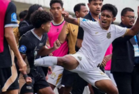 Tendangan ‘Kungfu’ Gegerkan Sepakbola