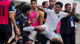 Tendangan ‘Kungfu’ Gegerkan Sepakbola