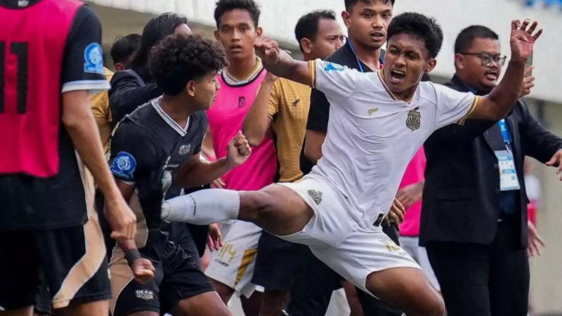 Tendangan ‘Kungfu’ Gegerkan Sepakbola