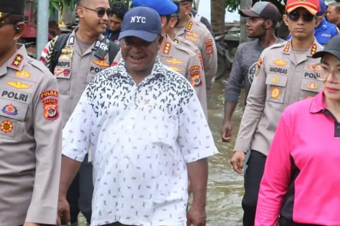 Kapolda Papua Salurkan Bantuan Banjir ke Tiga Kampung Terdampak di Jayapura