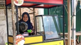 Nabila Bangun Mimpi Besar dari Gerobak ZChicken di Muaro Jambi